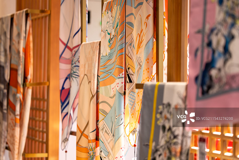 商店橱窗展示的苏州丝绸织物围巾和布料图片素材