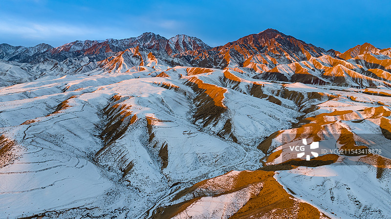 晨光照耀下的祁连山图片素材