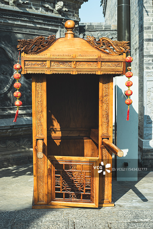 中国传统文化拍摄主题，古代抬的轿子上悬挂的成排的红色的中国传统灯笼，户外白昼无人图像摄影图片素材