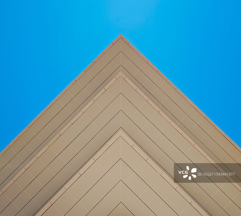 蓝天下的三角屋顶图片素材