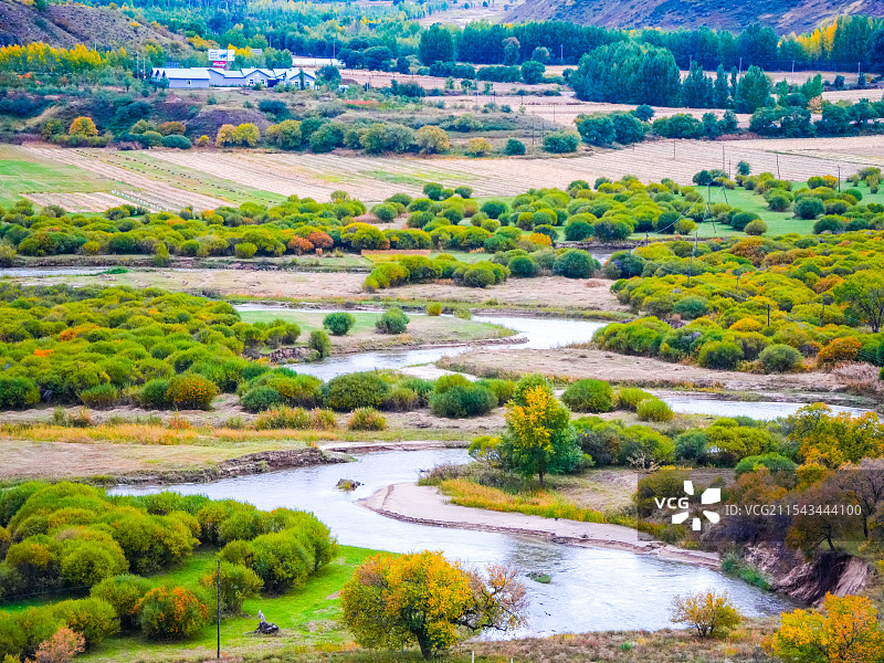 秋天内蒙古赤峰乌兰布统沿线的风景图片素材