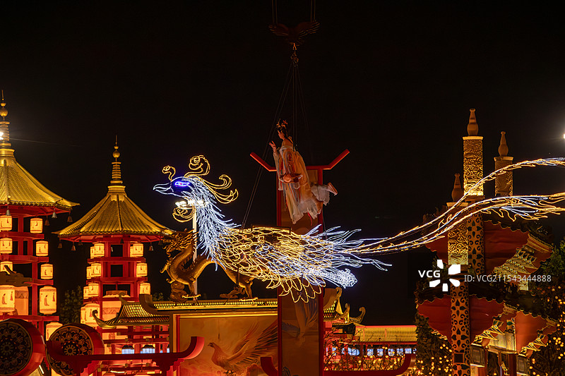 唐山河头老街凤凰飞天，夜空中飞翔的凤凰图片素材