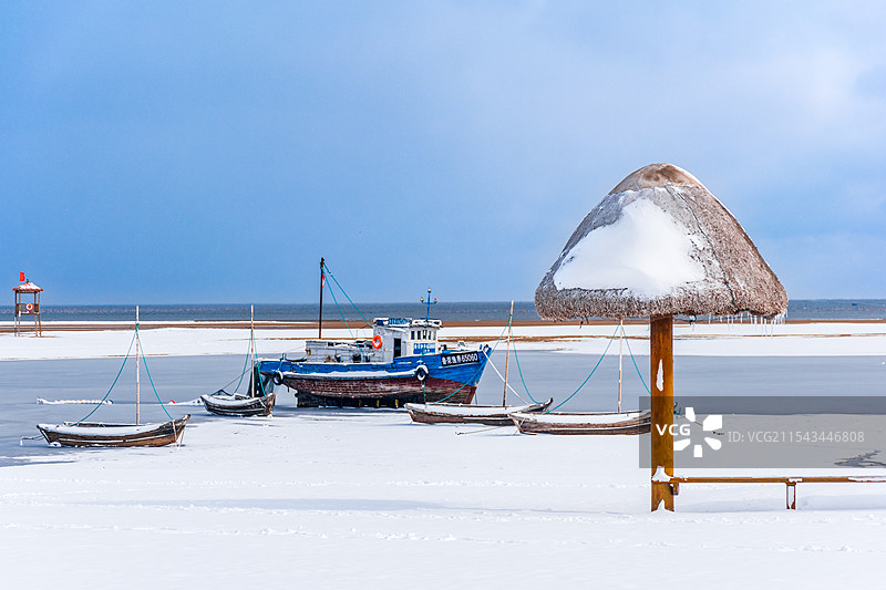 山东威海荣成冬天大雪后海边的亭子与渔船图片素材