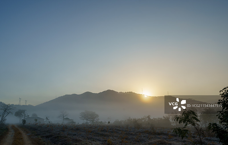 山间晨雾图片素材