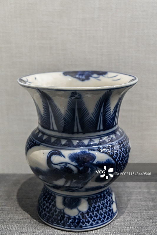 河北省邯郸市博物馆磁州窑瓷器陈列大厅：五彩松鹤图痰盂（民国，征集，邯郸市博物馆藏）图片素材