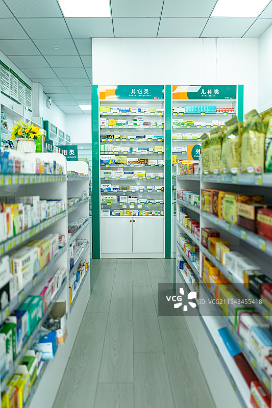 中国医药行业服务拍摄主题，药店药房里明亮的环境和货架上的药物药品，室内无人图像摄影图片素材