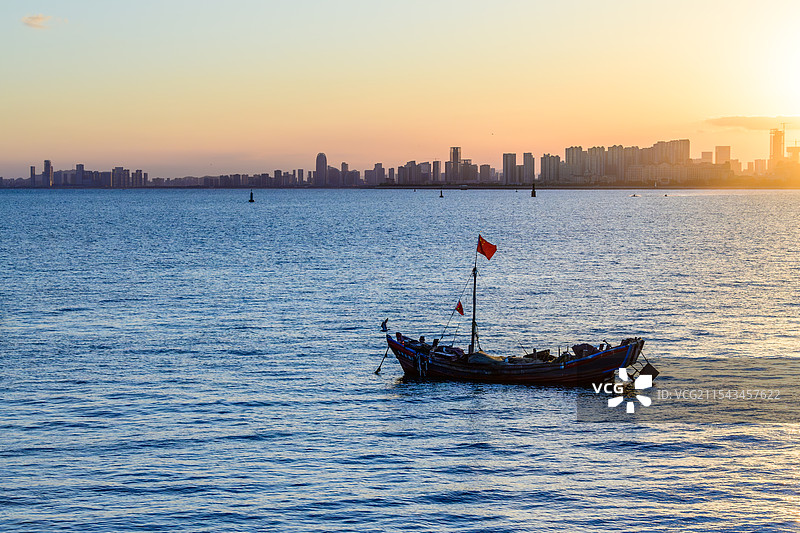 蓝调时分的渔船图片素材