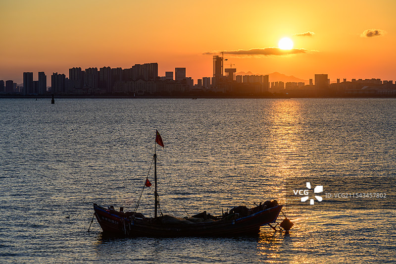 日落时分的渔船图片素材