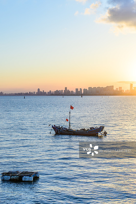 蓝调时分的渔船图片素材