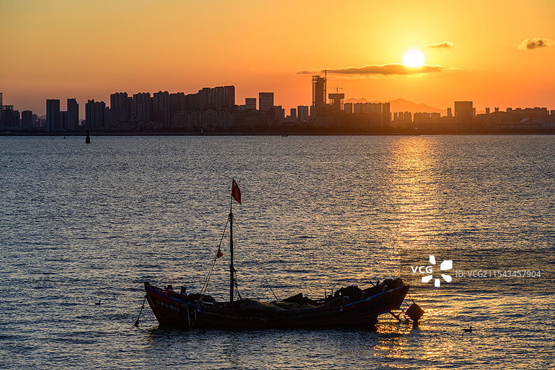 日落时分的渔船图片素材