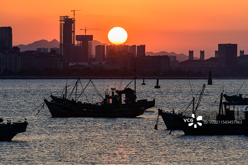 日落时分的渔船图片素材