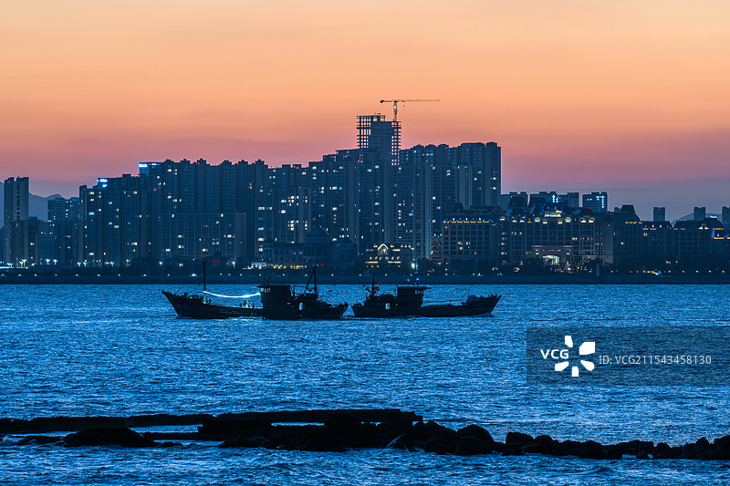 蓝调时分的渔船图片素材