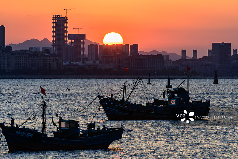 日落时分的渔船图片素材