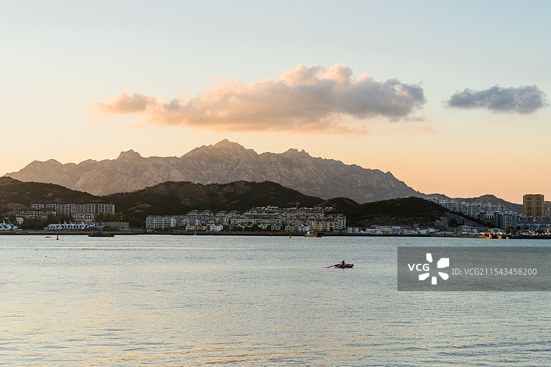 出海的渔船与远方的城市图片素材