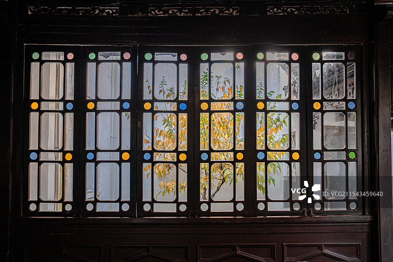 苏州园林 狮子林 彩色玻璃 花窗 窗景 彩绘玻璃 光影 古建筑 中式美学图片素材