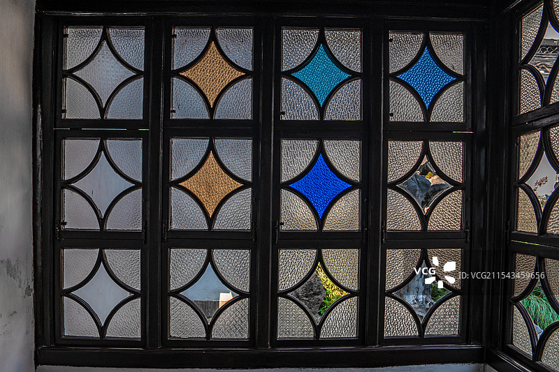 苏州园林 狮子林 彩色玻璃 花窗 窗景 彩绘玻璃 光影 古建筑 中式美学图片素材
