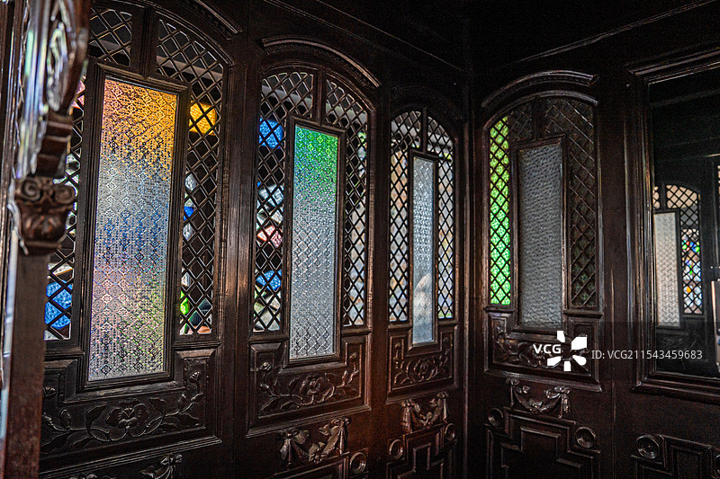苏州园林 狮子林 彩色玻璃 花窗 窗景 彩绘玻璃 光影 古建筑 中式美学图片素材
