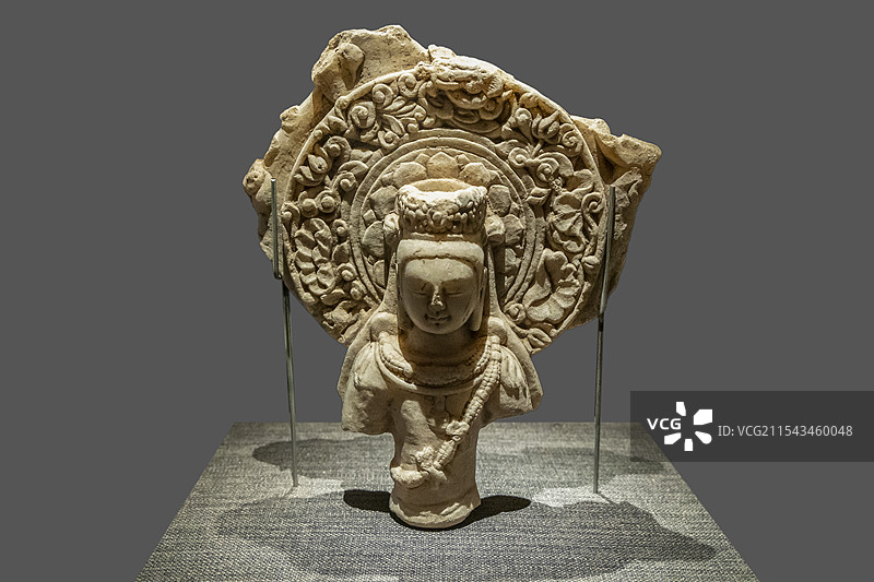 河北省邯郸市博物馆“邯郸古代石刻艺术陈列”展：汉白玉树冠屏菩萨像（北齐，成安南街村寺庙遗址出土）图片素材