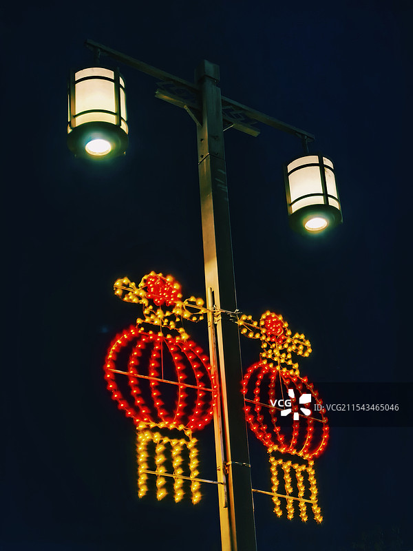 彩灯高挂迎新春图片素材