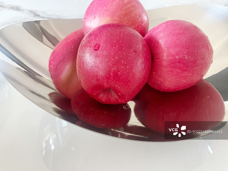 盘子里的苹果图片素材