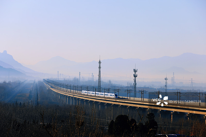 驶向春天图片素材