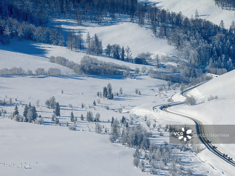 通往新疆阿勒泰禾木村公路旁的雪后美景图片素材
