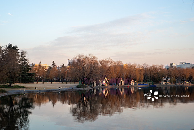 上海大学泮池黄昏图片素材