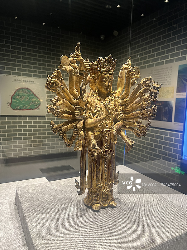 重庆奉节夔州博物馆清代千手观音贴金铜造像图片素材