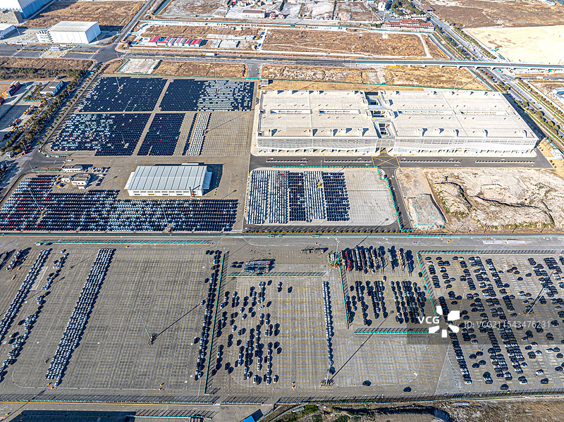 上海南港车库 停泊在上海港口岸的中国制造新能源汽车出口全球 临港产业区基础设施 自贸区上海临港新片区图片素材