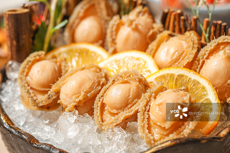 日料刺身拼盘海鲜三文鱼北极贝金枪鱼鰤鱼鲷鱼生鱼片鲍鱼海鲜姿造日料自助图片素材