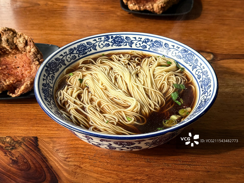 苏式面条 大排面 面馆碗里的汤面图片素材