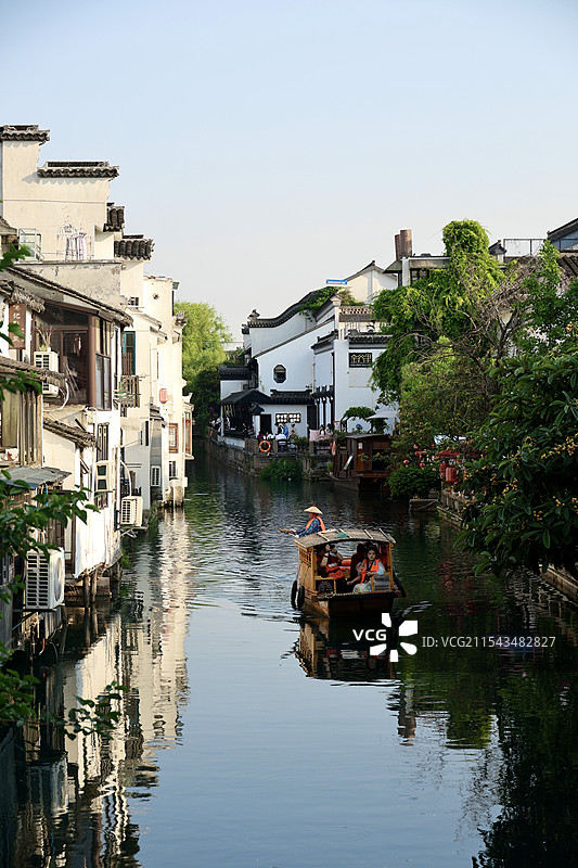 苏州平江路历史文化街区游客在揺橹上体验粉墙黛瓦如诗如画的江南水乡图片素材