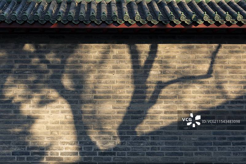 古建筑砖墙上的光影图片素材