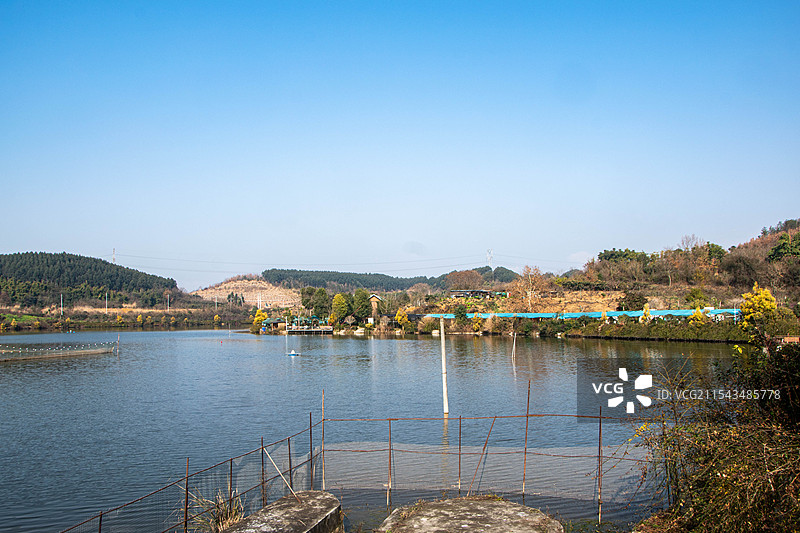 四川绵阳涪城区可粗去红旗水库冬季照片图片素材