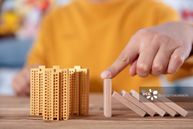 阻挡积木倒向楼房模型图片素材