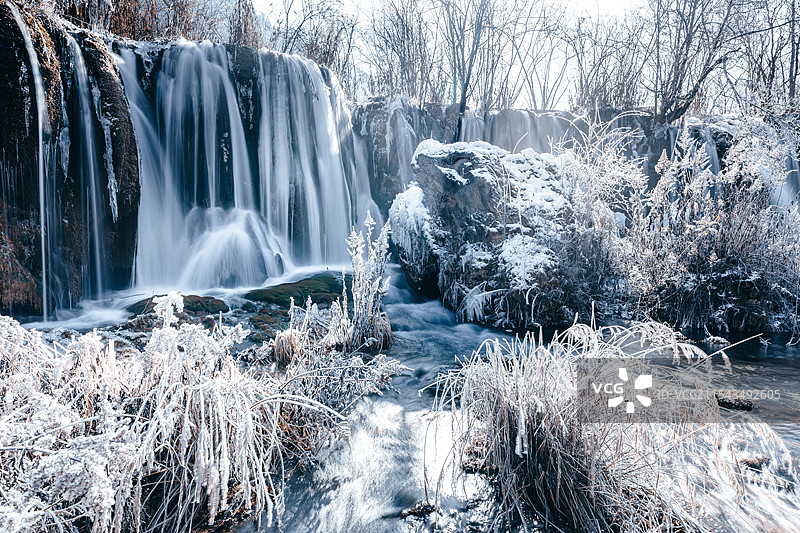 冰雪中的瀑布图片素材