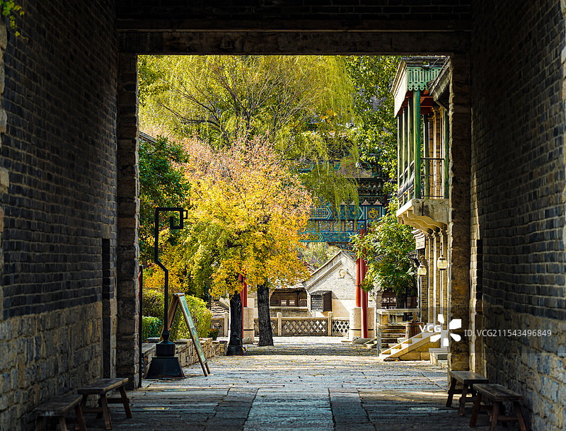 古北水镇中式石砖门道外的秀丽秋色图片素材