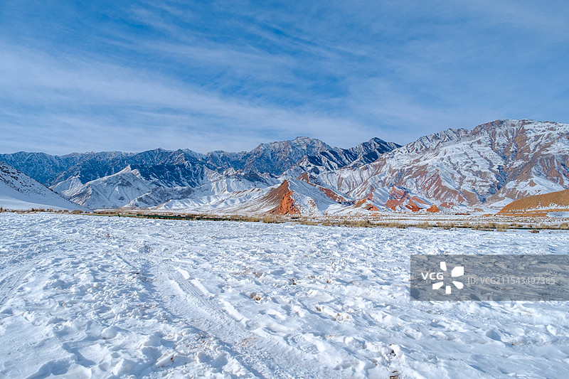 中国甘肃省祁连山雪地越野路图片素材
