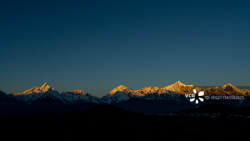 梅里雪山的日照金山图片素材