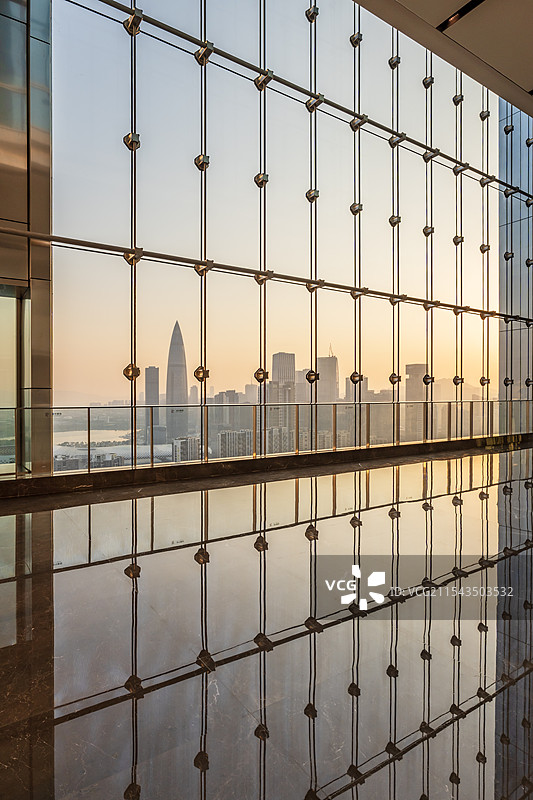 太阳光照进透明玻璃墙体办公大楼图片素材