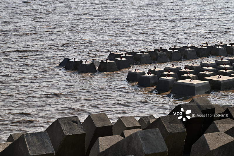 码头防浪水泥墩，消波块，上海奉贤渔人码头图片素材