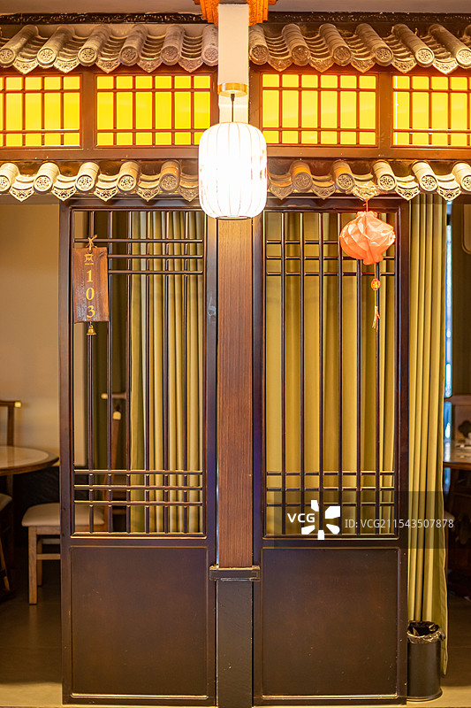 中国饮食产业拍摄主题，悬挂着成排的黄色日式灯笼，室内无人图像摄影图片素材