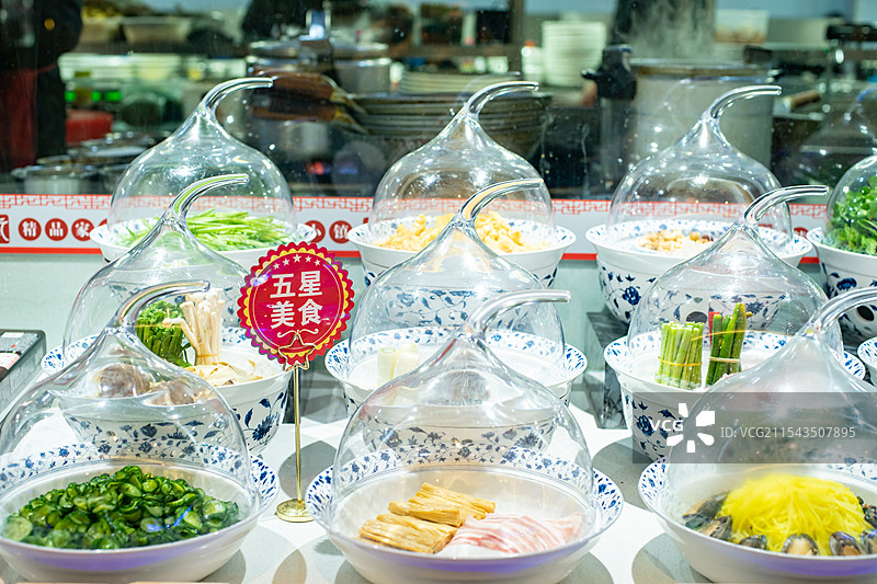 中国餐饮行业饮食产业，传统经典健康食物食品，饭馆里各种装饰菜在透明玻璃罩里，室内无人图像图片素材
