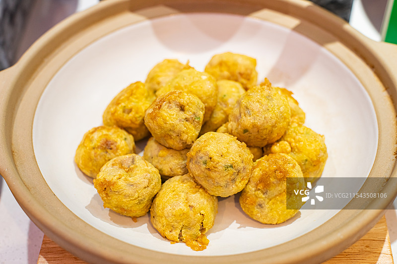 中国餐饮行业饮食产业，传统经典中国食品，一盘子油萝卜炸素丸子，户外白昼无人图像图片素材