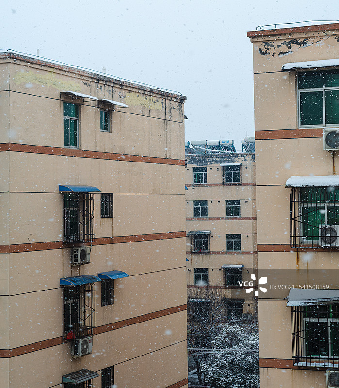 窗外飘雪的渭南小区风光图片素材
