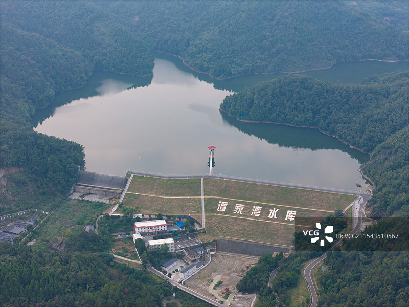 巨坝映翠，静谧水库自然风光图片素材