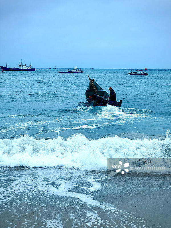 汹涌海浪中的小船图片素材