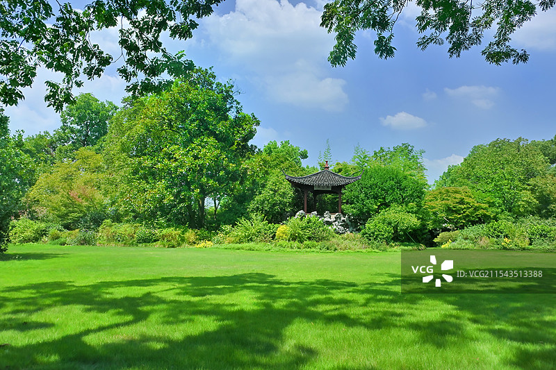 杭州西湖十景花港观鱼公园里的藏山阁图片素材