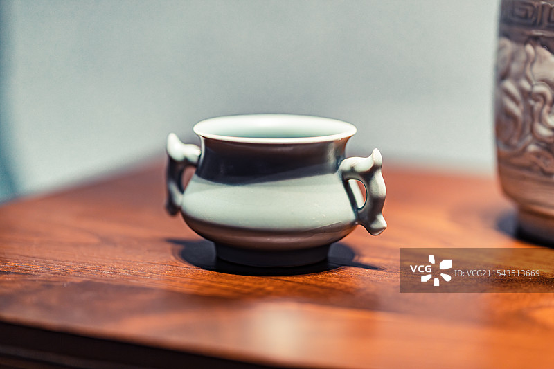 常州博物馆藏常州市钟楼区西林皇粮浜出土南宋龙泉窑簋式炉图片素材