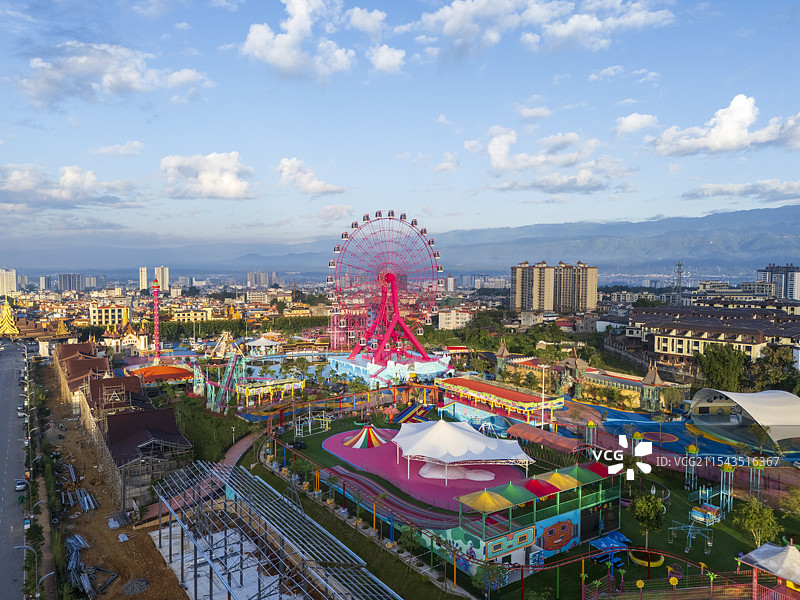 云南芒市傣族古镇孔雀广场游乐园航拍视角图片素材